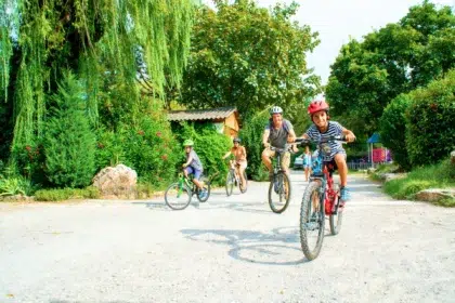 Bauduen 19 famille balade velos