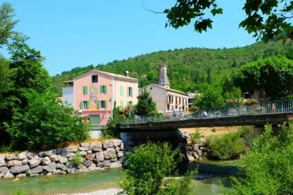 Cotignac 25 header village castellane