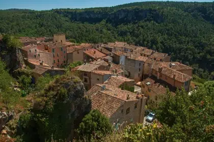 Cotignac 28 header village chateaudouble
