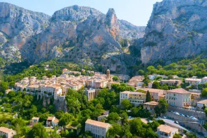 Cotignac 24 header village moustiers