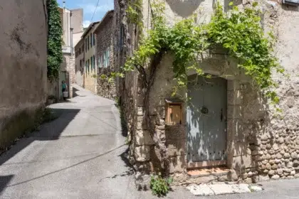 Cotignac 31 header village riez