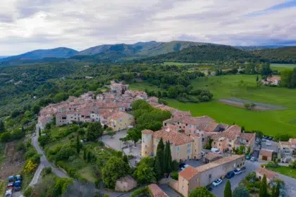 Cotignac 21 header village tourtour